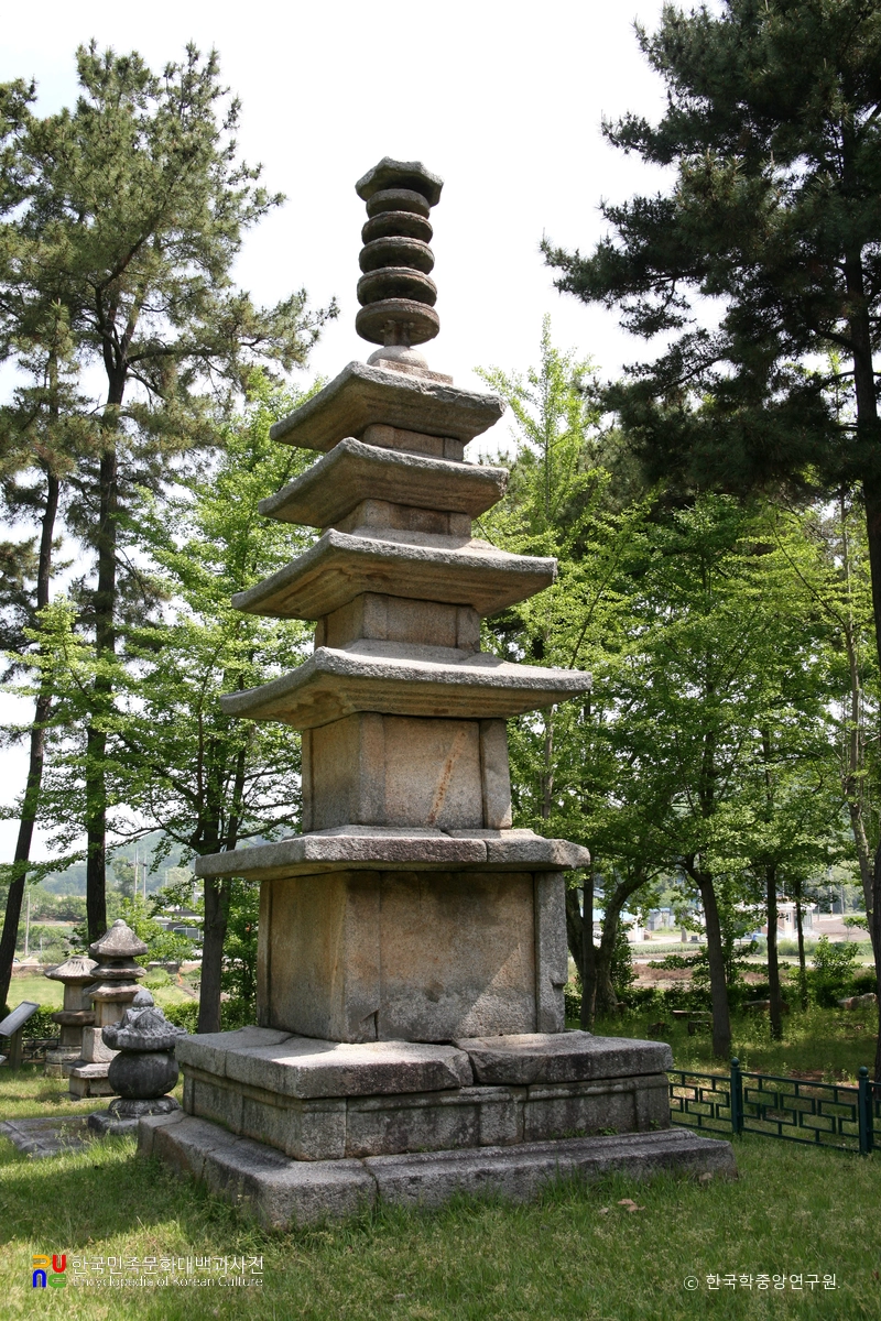 군산 발산리 오층석탑 좌측면