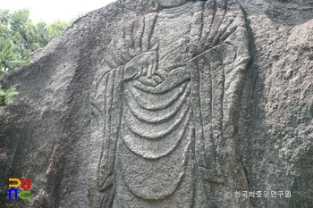 천안 삼태리 마애여래입상 부분