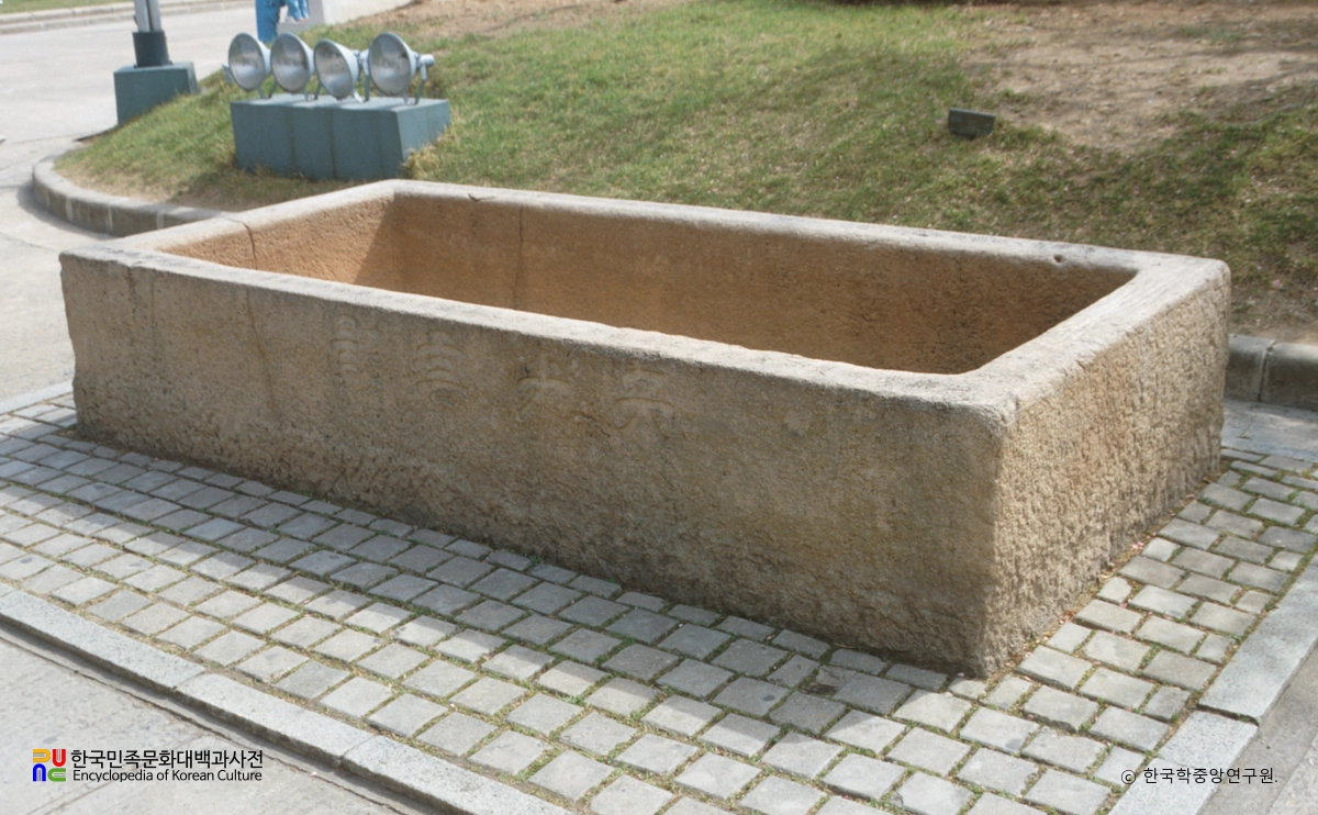 경주 흥륜사지 출토 석조 정측면