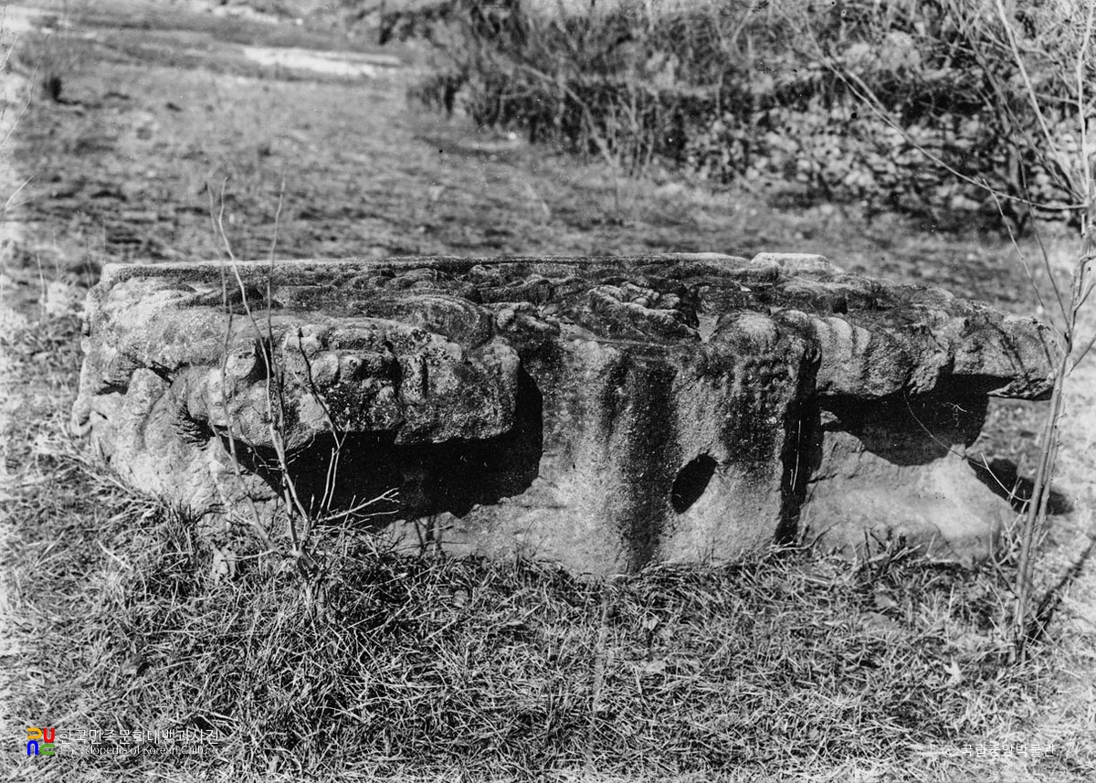 여주 고달사지 원종대사탑비 이수(수습 전)