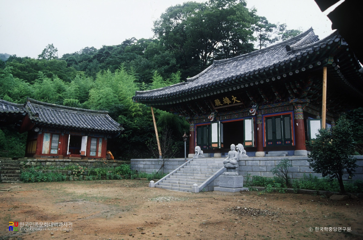 남해 화방사 대웅전 정측면