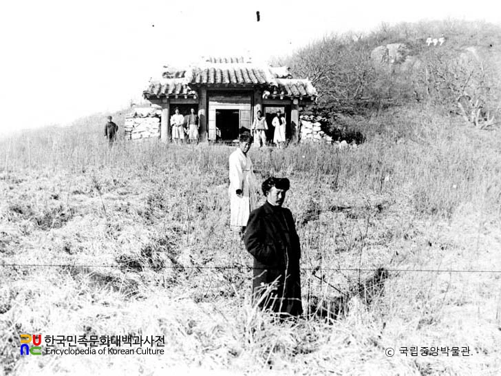 나선 적도 수혈과 익조 사당 전경