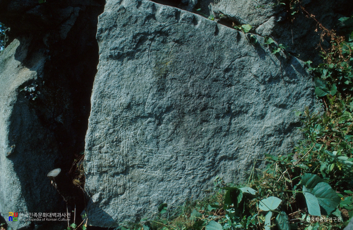 원주 수암리 마애삼존불상 정면