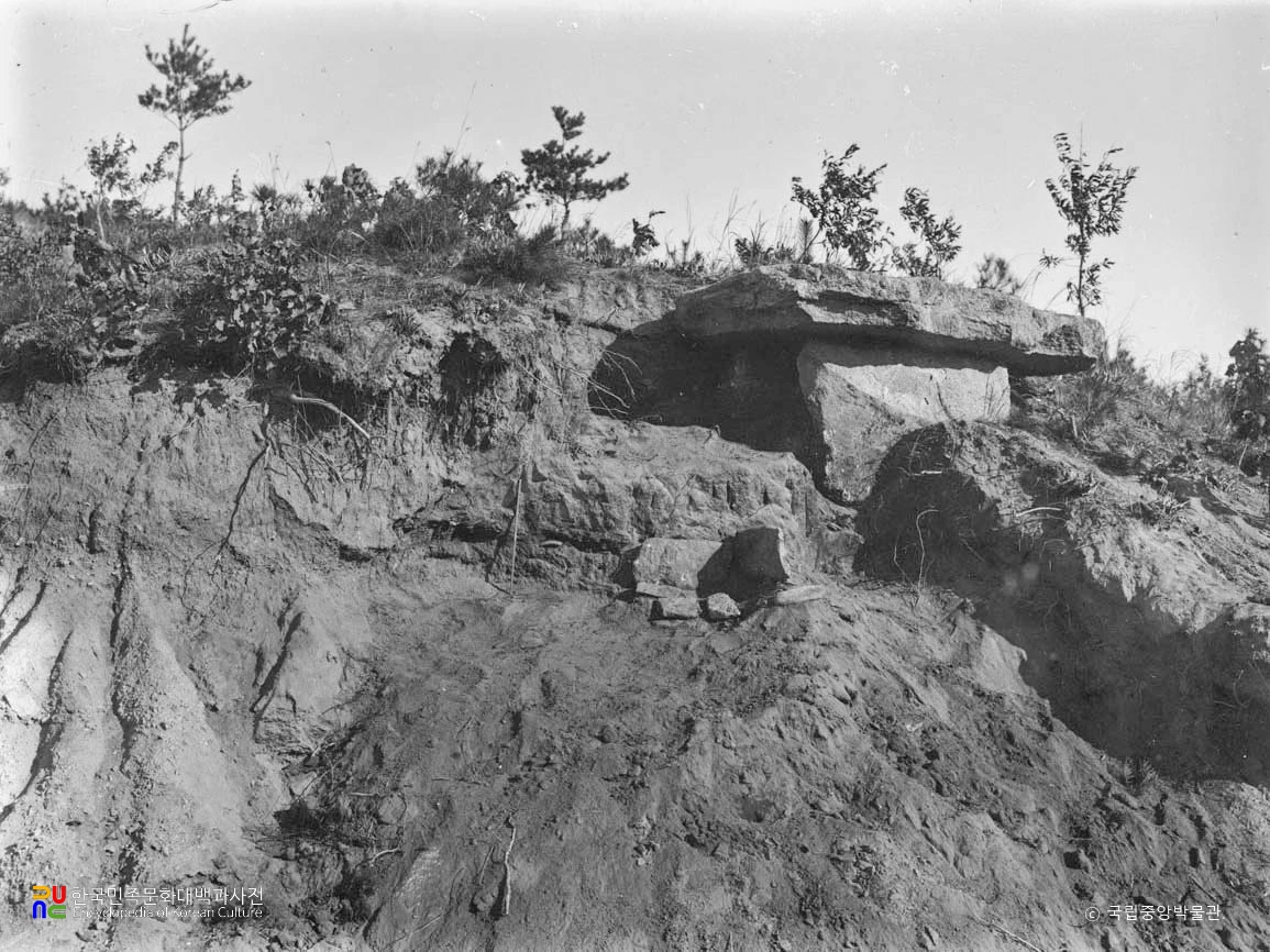 신계 군량리 고인돌 발굴 모습