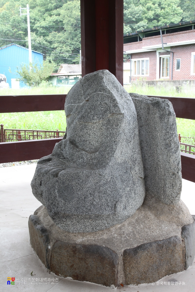 함안 대산리 석조삼존상 중 본존 우측면