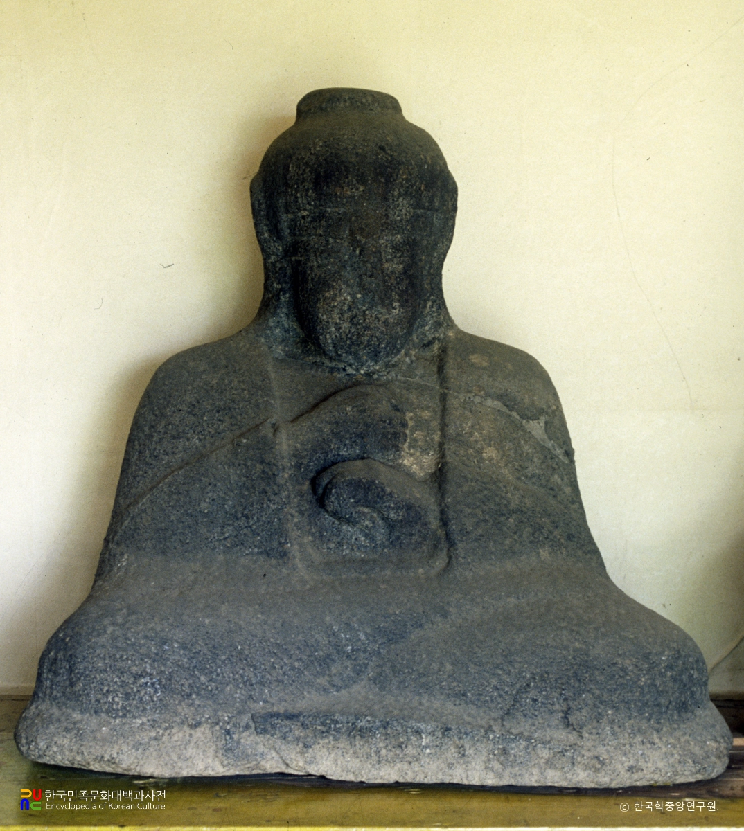 강릉 굴산사지 석불좌상 중 소형불상 정면