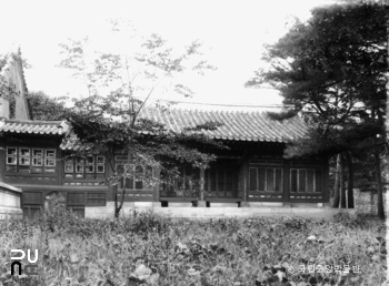 서울 경복궁 중 집옥재 동편 건물 정면