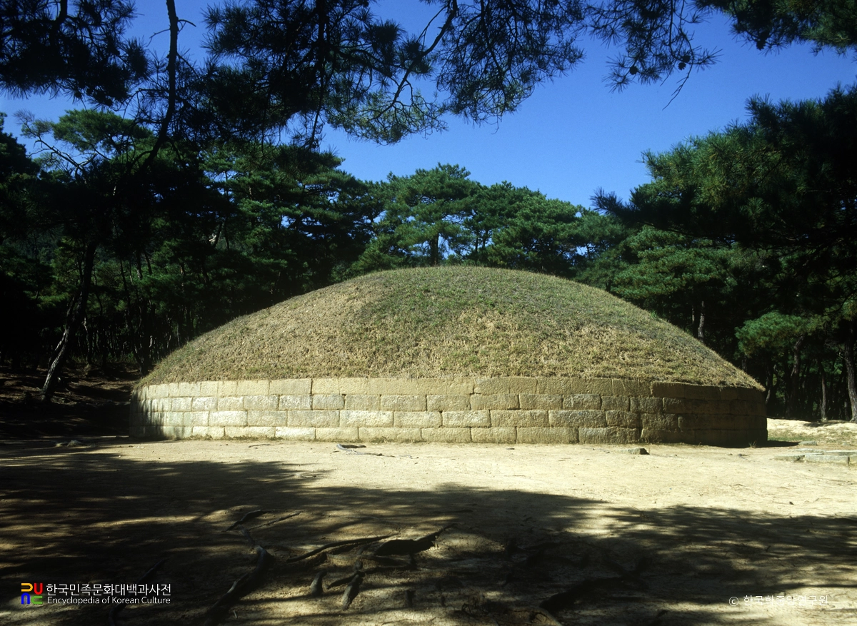 경주 신라 헌강왕릉 우측면