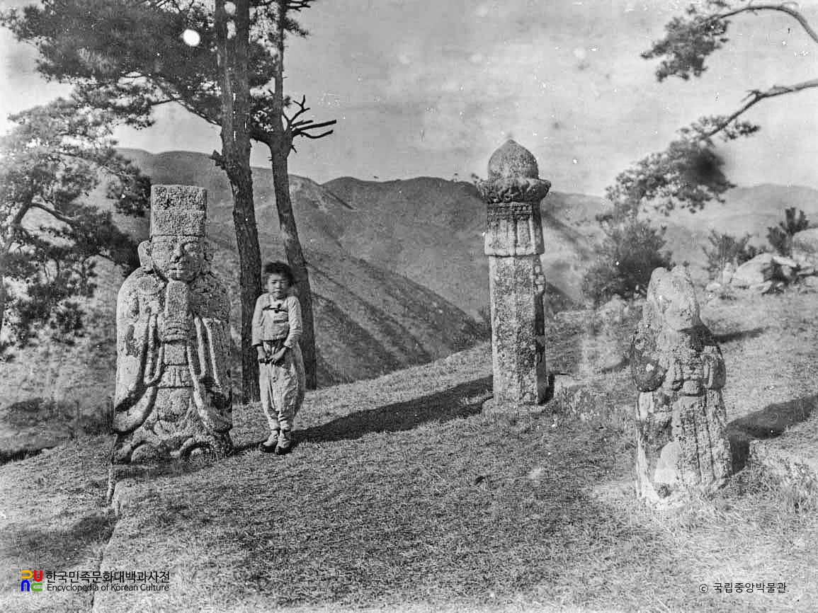 안동 퇴계 이황 묘의 석물