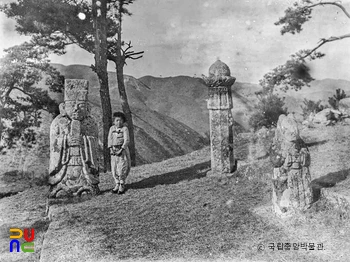 안동 퇴계 이황 묘의 석물