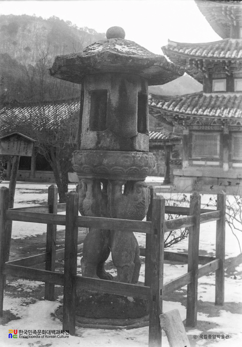 보은 법주사 쌍사자 석등 정측면