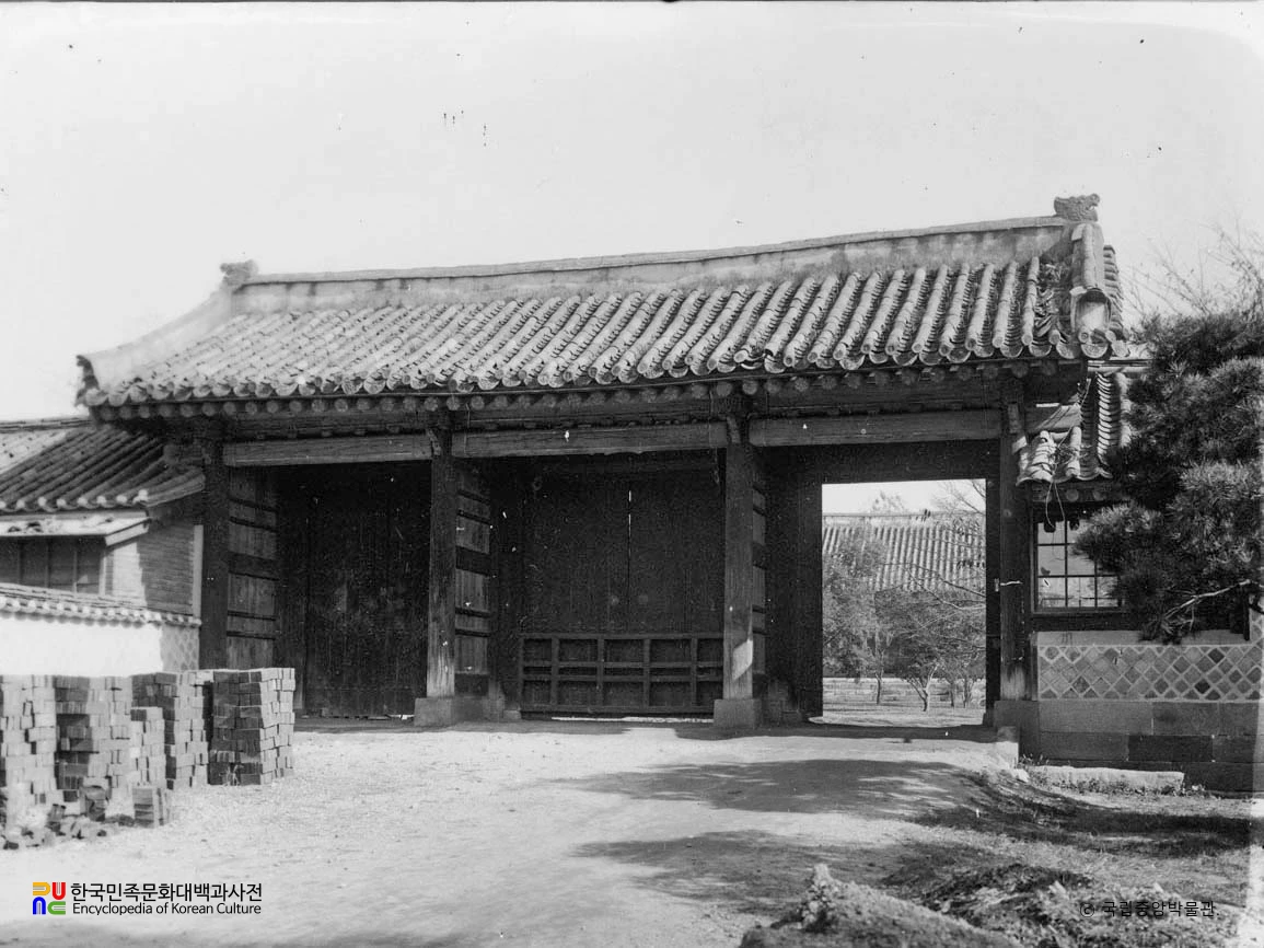 서울 창덕궁 중 규장각 정문 정측면