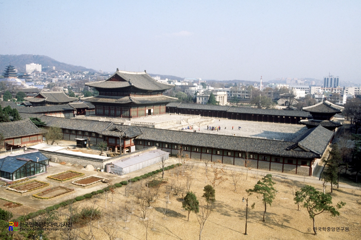 서울 경복궁 중 근정전 일대 우측면