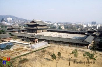 서울 경복궁 중 근정전 일대 우측면