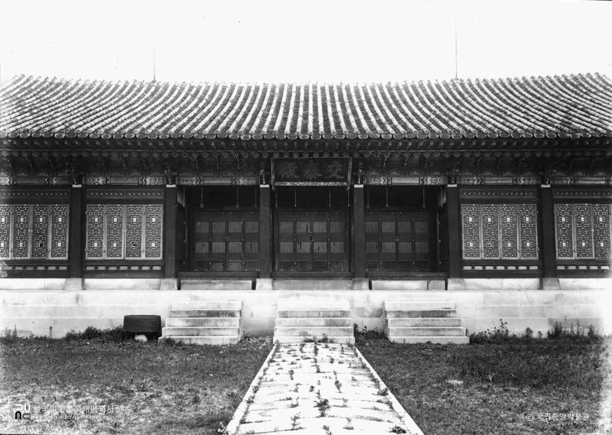 서울 경복궁 중 교태전 정면