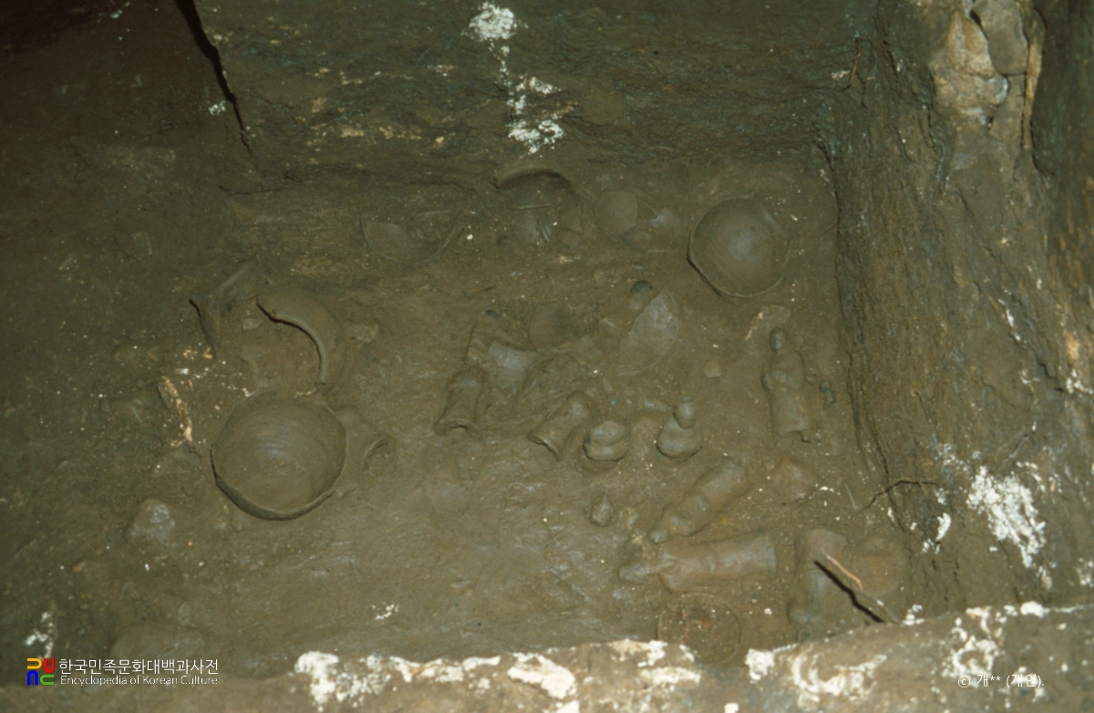 경주 용강동 고분 발굴 장면