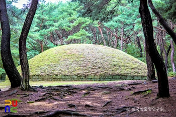 경주 신라 정강왕릉 좌측면