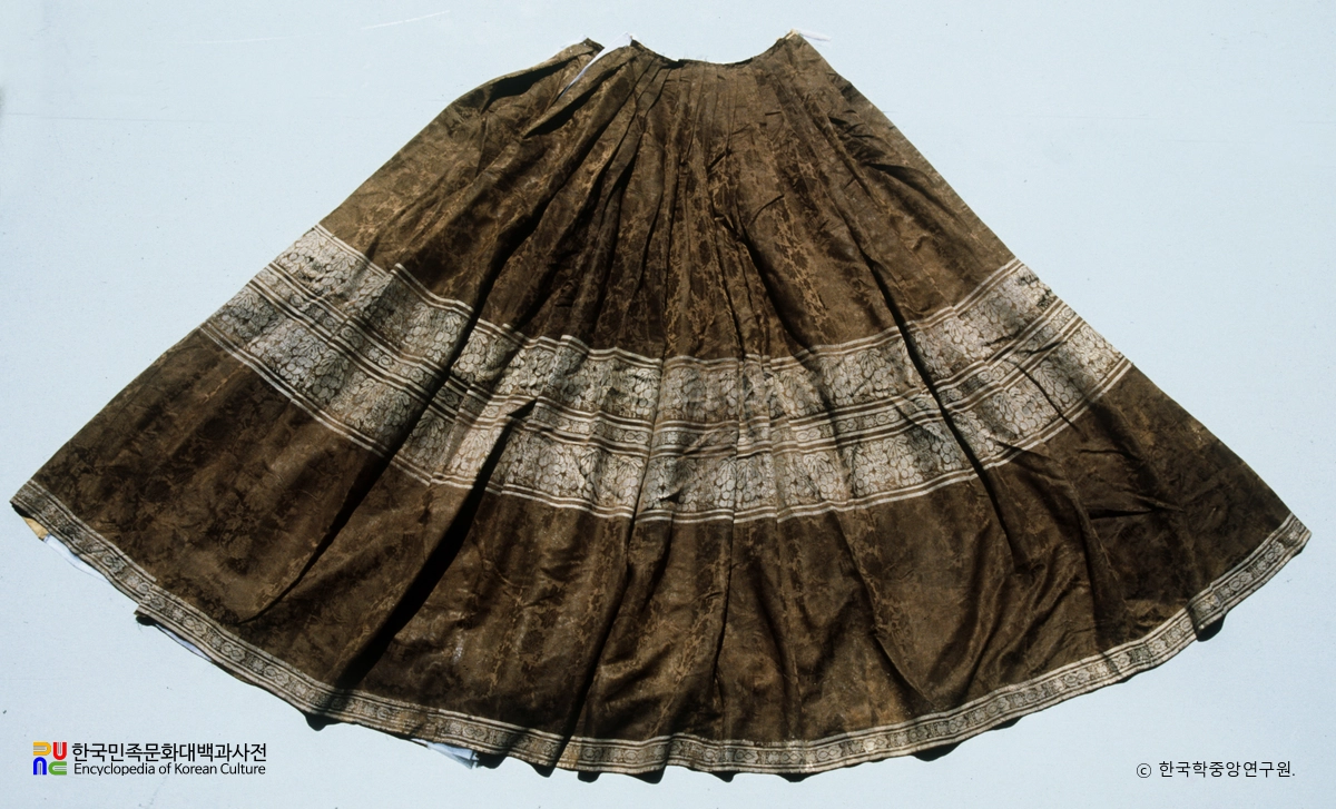 과천 출토 광주이씨 의복 동자포도문치마