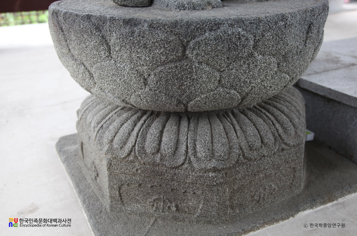 함안 대산리 석조삼존상 중 좌협시의 대좌 우측면