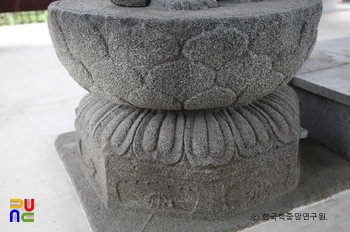 함안 대산리 석조삼존상 중 좌협시의 대좌 우측면