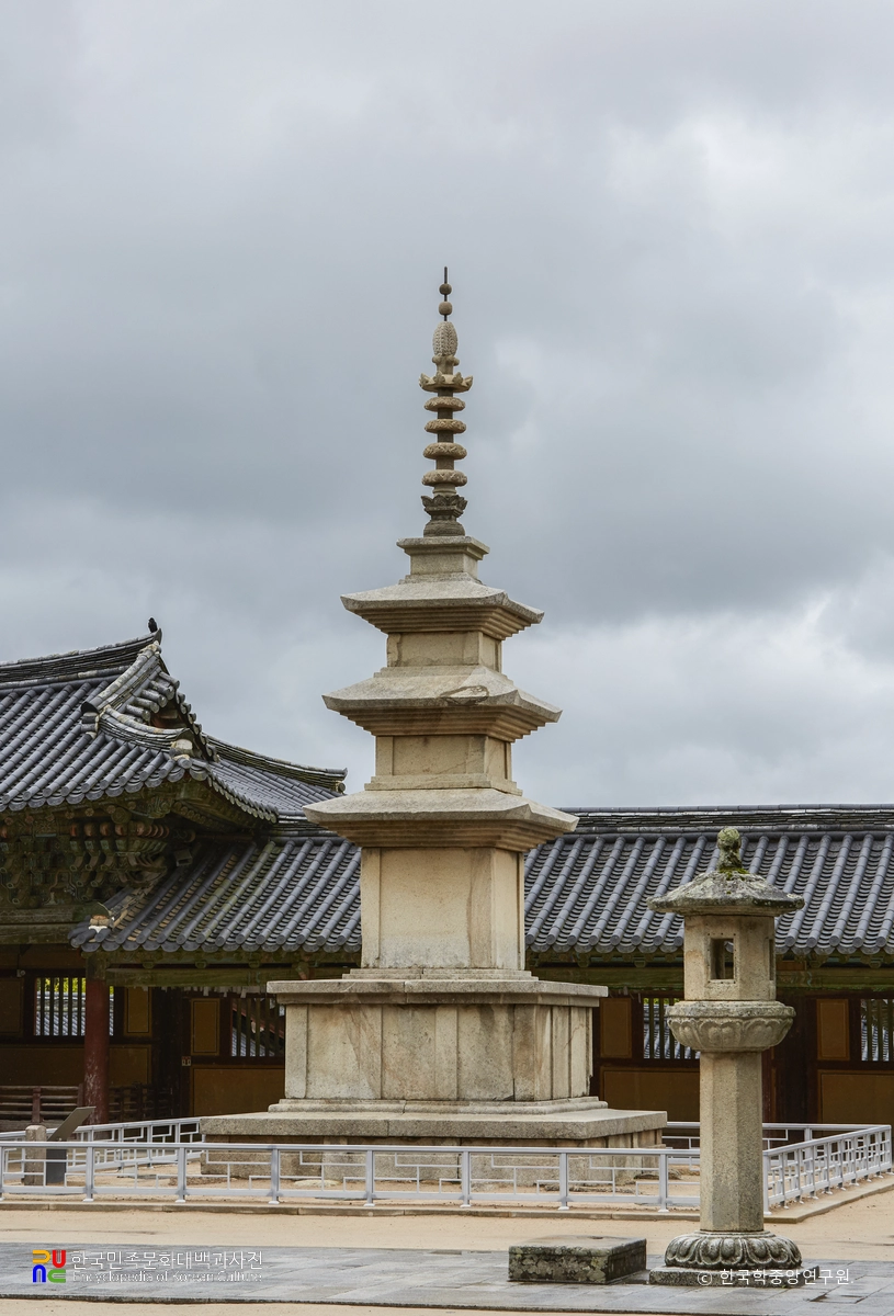 경주 불국사 삼층석탑과 불국사 앞 석등 후면