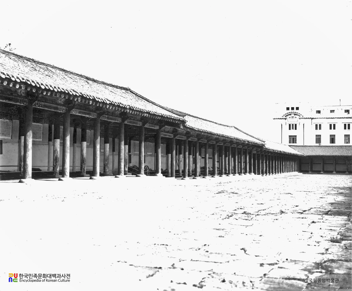 서울 경복궁 근정문 및 행각 중 동행각