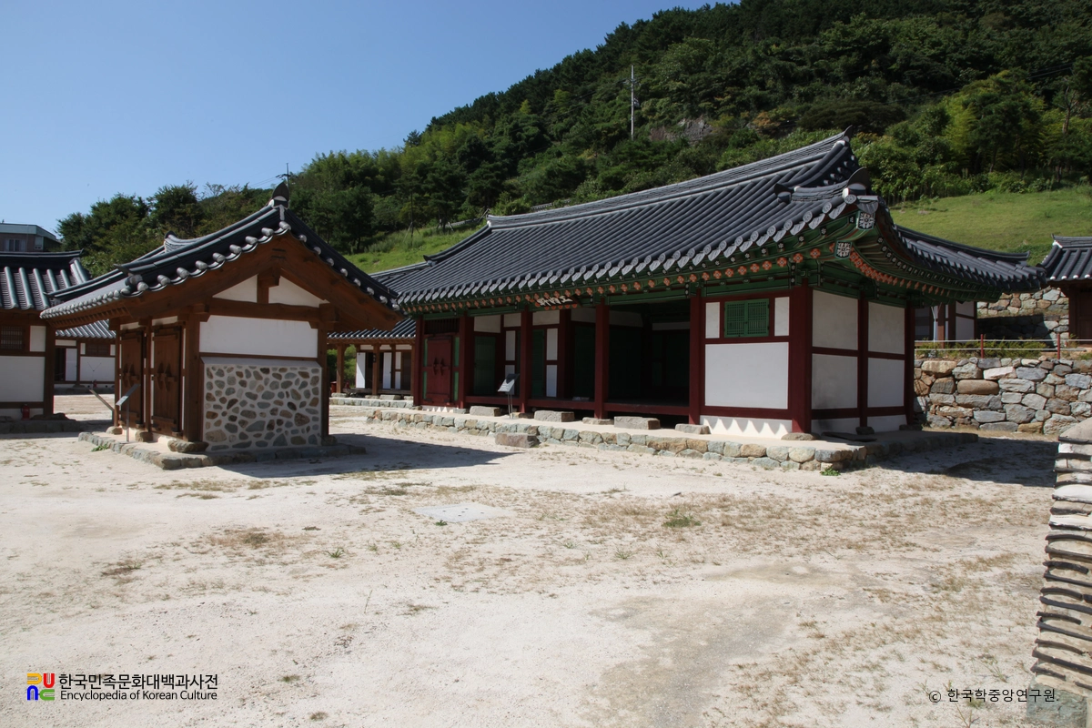통영 삼도수군통제영 중 공내헌 우측면