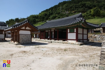 통영 삼도수군통제영 중 공내헌 우측면