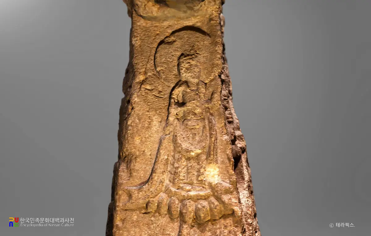 미륵보살반가사유비상 좌측면 확대 모습