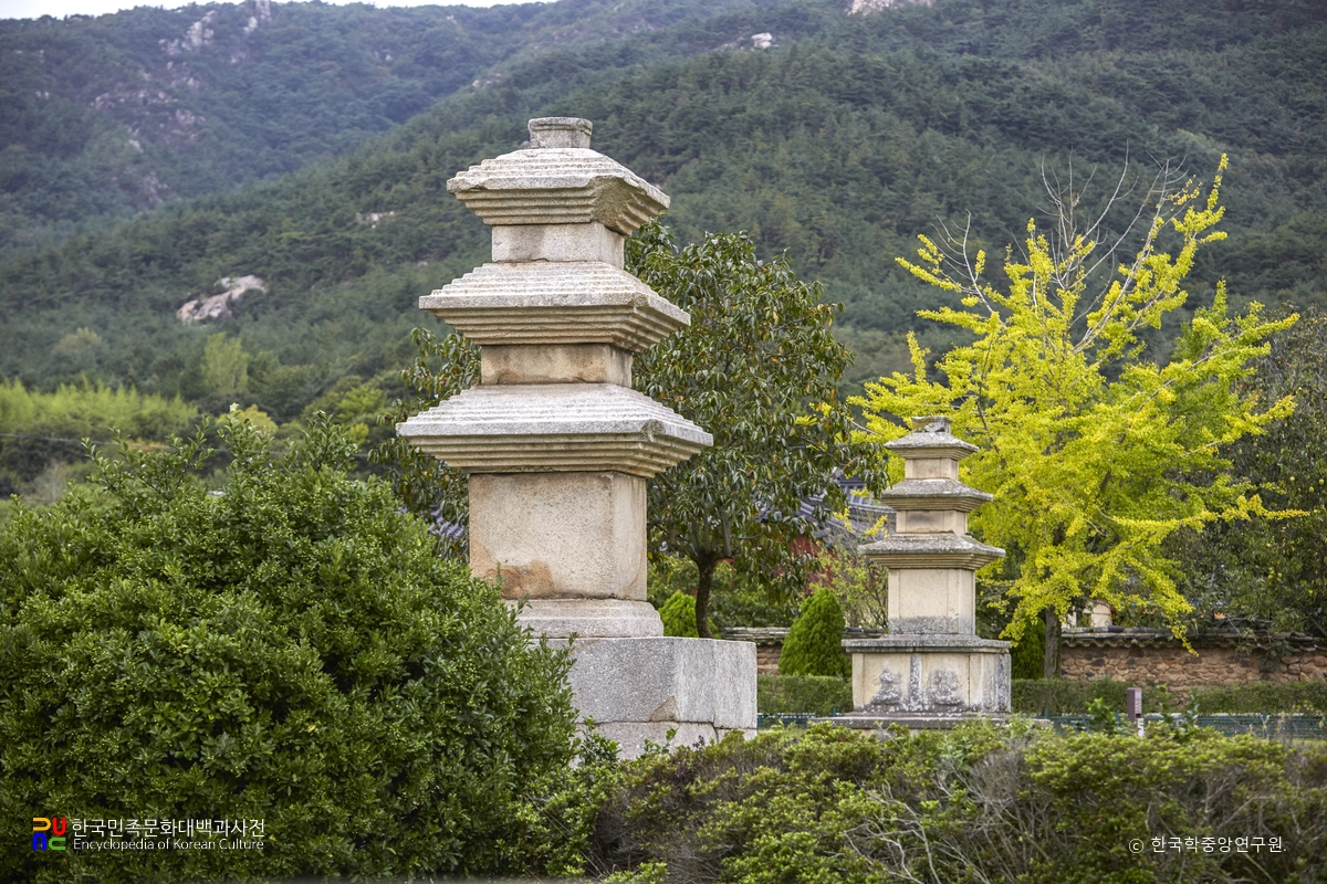 경주 남산동 동서삼층석탑 전경
