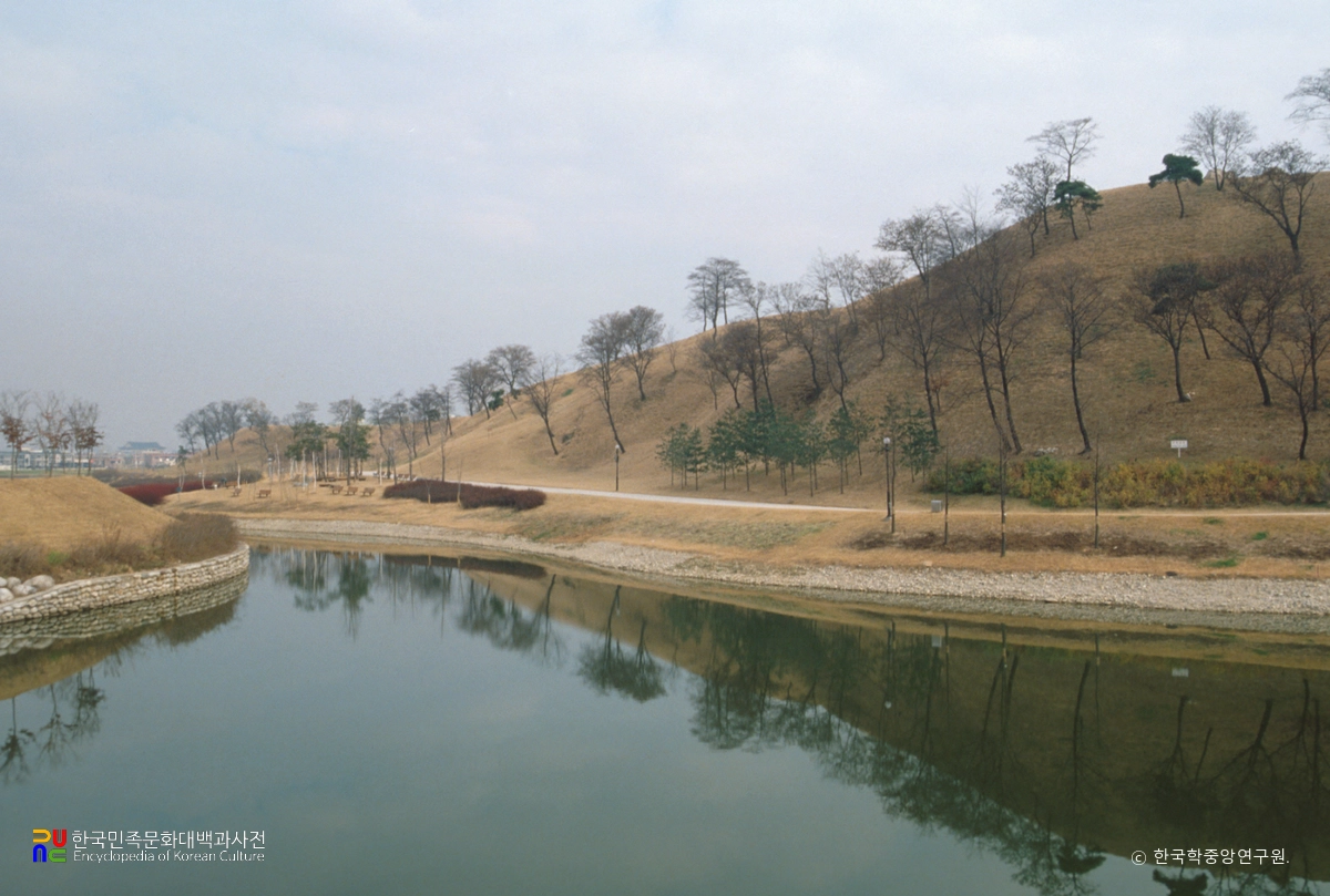 서울 몽촌토성 성벽과 해자