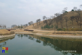 서울 몽촌토성 성벽과 해자