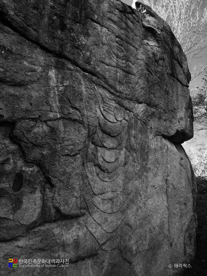 부여 홍산 상천리 마애불입상 좌측면