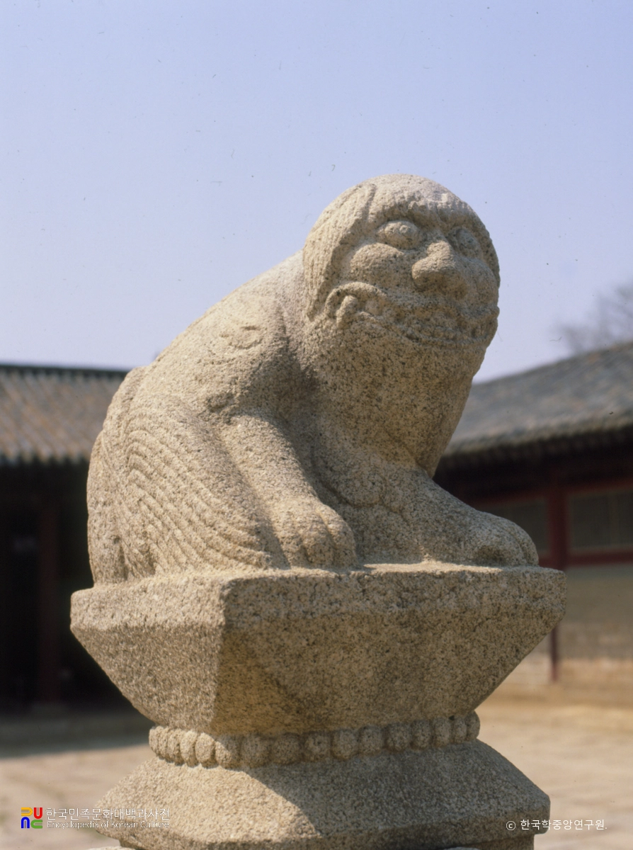 서울 경복궁 근정전 월대 해태상 정측면