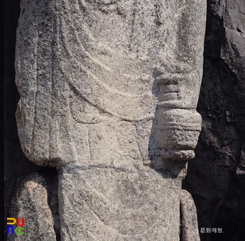 경주 서악동 마애여래삼존입상 중 좌협시의 옷주름과 정병