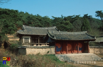 경주 용산서원 중 외삼문과 강당 정면