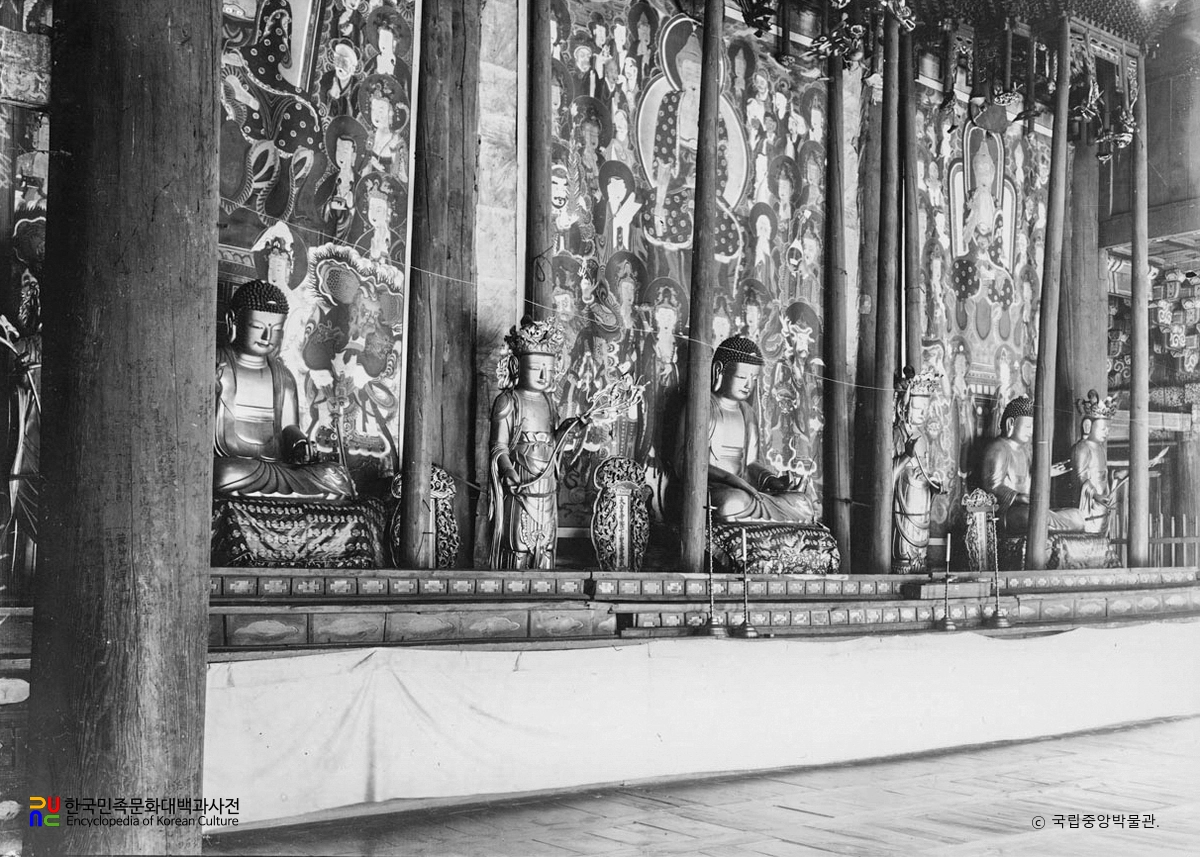 회양 장안사 대웅보전 삼존불, 보살상