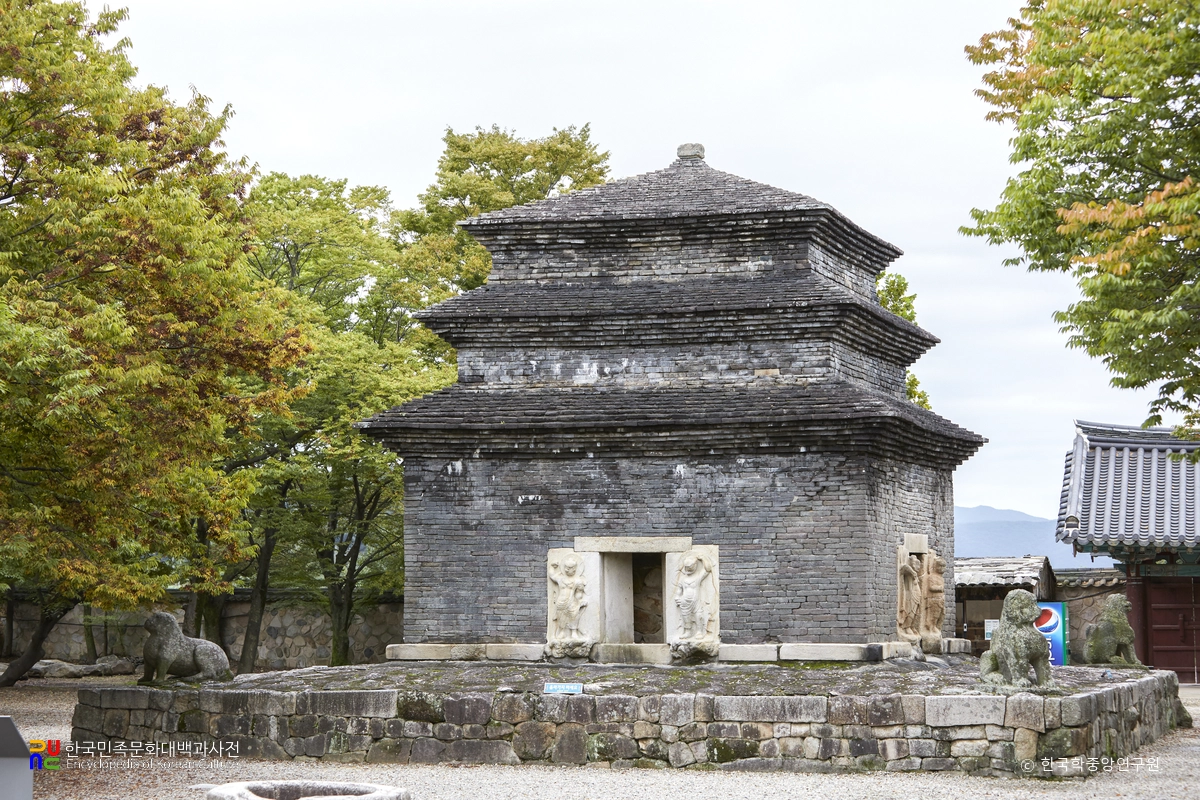 경주 분황사 모전석탑 정측면