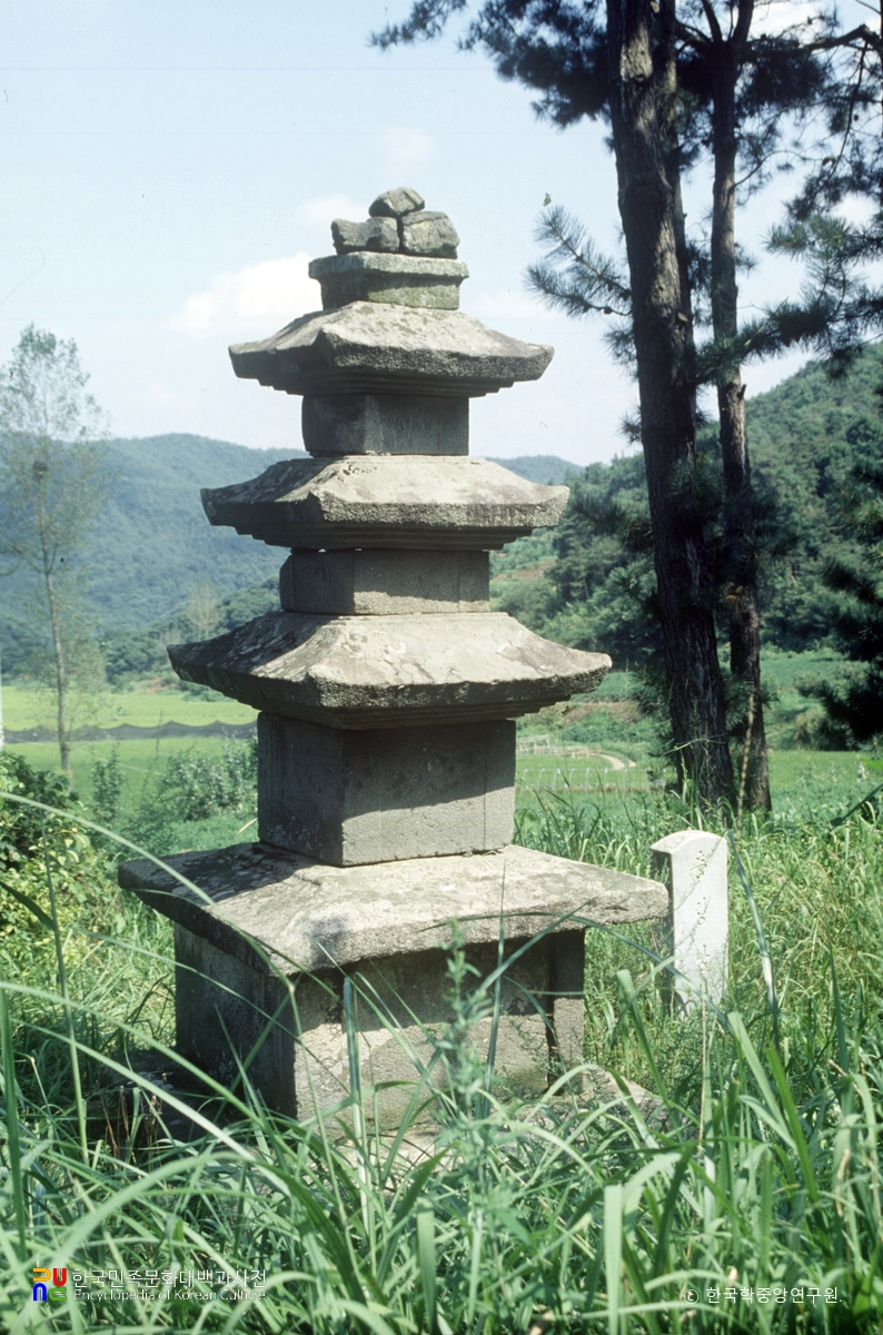 청양 정산 남천리 석탑 측면