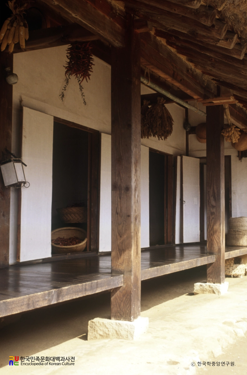 용인 한국민속촌 남부지방 민가 안채의 기둥