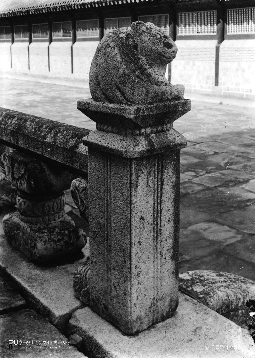 서울 경복궁 근정전 월대 십이지신상 중 쥐상 우측후면