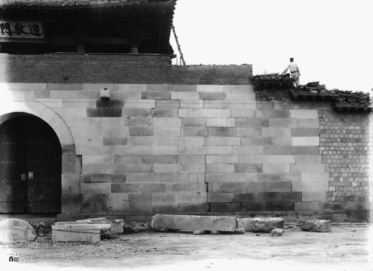 서울 경복궁 중 영추문과 좌측 성벽