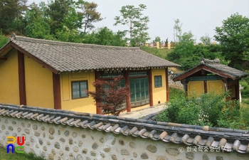 청주 송천서원 모현재 정측면