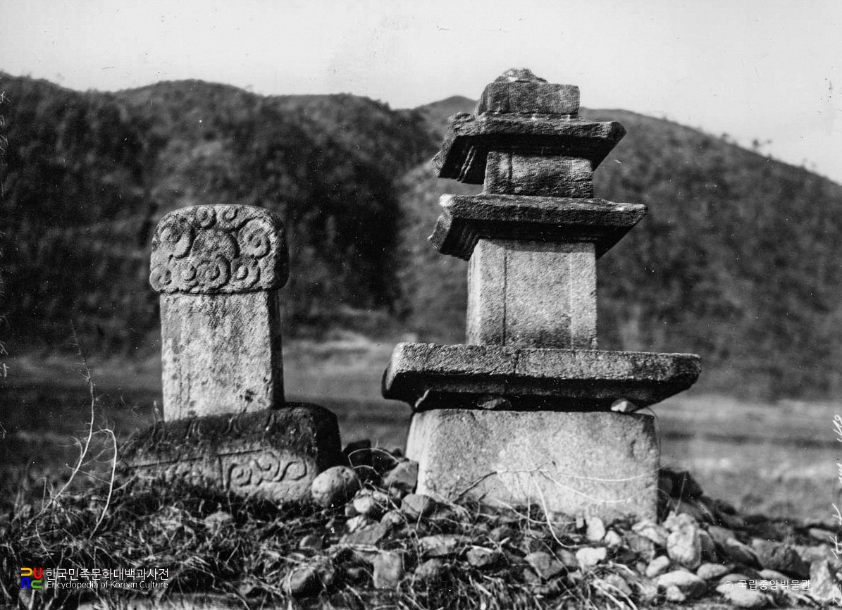 홍천 희망리 삼층석탑과 비석