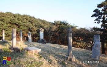 함양 평촌리 신고당 신도비 및 부부 묘표 중 부부 묘 좌측면