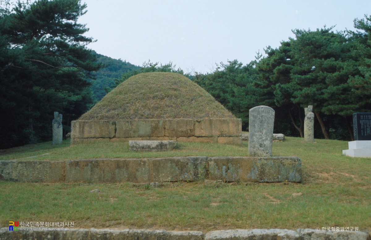 창원 최윤덕 묘역 정면