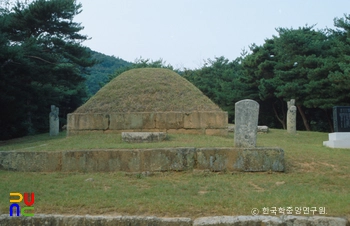 창원 최윤덕 묘역 정면