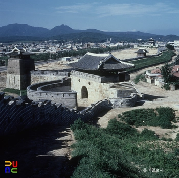 수원 화성 화서문과 서북공심돈 전경