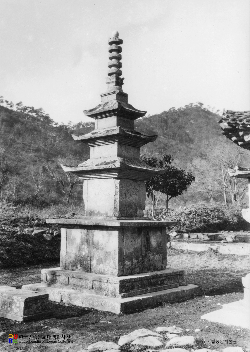 장흥 보림사 남·북 삼층석탑 및 석등 중 남삼층석탑 측면