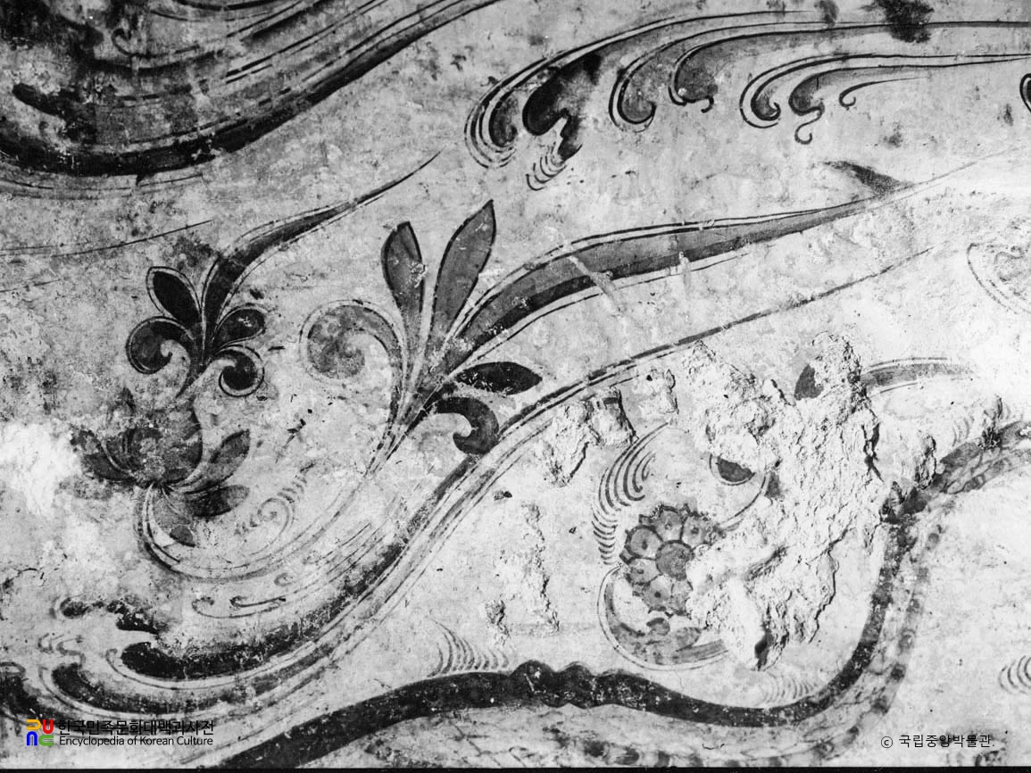 평안남도 중화 진파리 1호분 현실 동벽 인동당초문